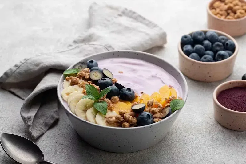 Taça Ninho Trufado com Morangos Frescos e Açaí